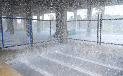 Água jorrando e espirrando com intensidade dentro de estrutura de concreto com grade de proteção durante etapa de aeração.
