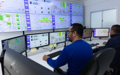 Equipes trabalham no Centro de Controle Operacional de Matinhos