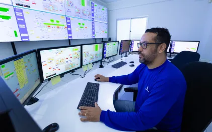 Equipes trabalham no Centro de Controle Operacional de Matinhos