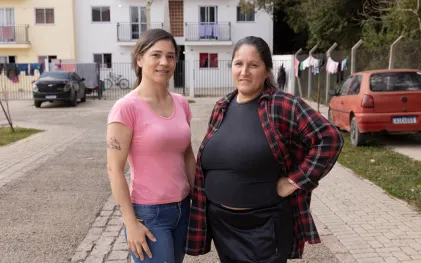 As donas de casa Lucilene Pedroso da Cruz e Kelly Cristina Fraitas fazem parte das famílias beneficiadas pelo projeto socioambiental Bairro Novo da Caximba