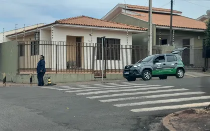 Agentes estão identificados com a inscrição "A serviço da Sanepar"