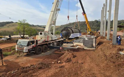  As peças saíram de Santa Catarina no início da semana, entre elas o tambor secador Bruthus — com 18 metros de comprimento, 4,3 metros de diâmetro e 43 toneladas — e um gerador de gases quentes de 40 toneladas.