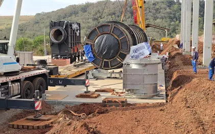  As peças saíram de Santa Catarina no início da semana, entre elas o tambor secador Bruthus — com 18 metros de comprimento, 4,3 metros de diâmetro e 43 toneladas — e um gerador de gases quentes de 40 toneladas.