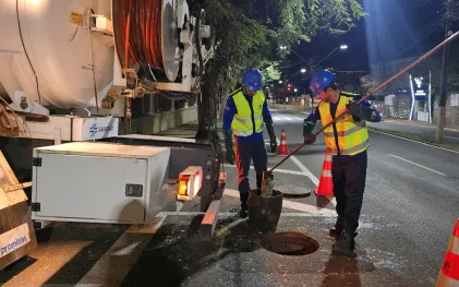 trabalhadores uniformizados usam caminhão de hidrojateamento para fazer manutenção na rede de esgoto