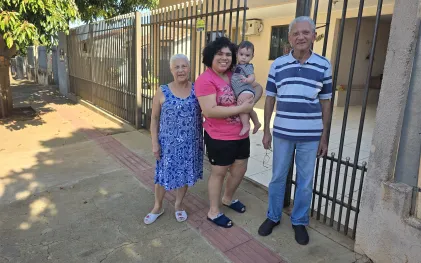 uma familia feliz com a mãe, o bebê e os avós aparecem sorrindo pois vão poder eliminar a fossa séptica da residência