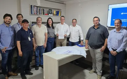 autoridades posam com documento assinado