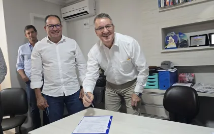 autoridades assinam documentos de início de obra