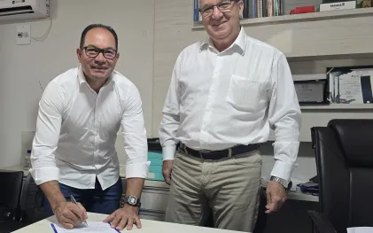 autoridades assinam documentos de início de obra