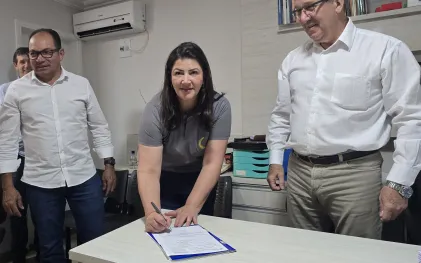 autoridades assinam documentos de início de obra