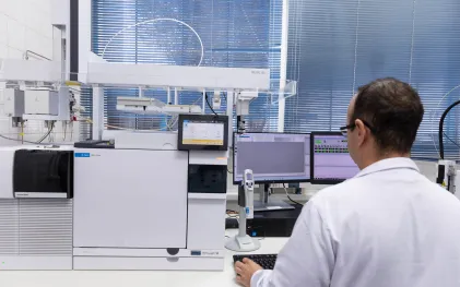 profissionais no laboratório da sanepar