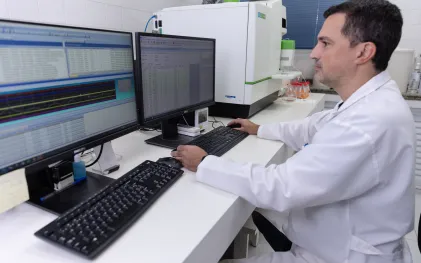 profissionais no laboratório da sanepar