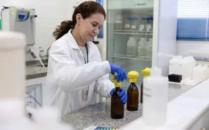 profissionais no laboratório da sanepar