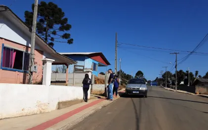 1)	Sanepar faz trabalho de porta-em-porta com orientações aos moradores de Inácio Martins