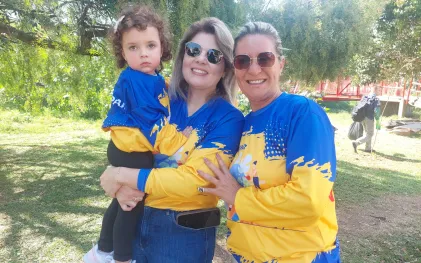 As voluntárias Sabrina Ricetto Karas e Maria Clara (no colo), com a coordenadora Lucilene Costa (Thays Poletto/Sanepar)