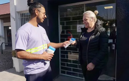 Teste de fumaça: população é informada da realização por meio de folheto e de visitas da Sanepar (Thays Poletto)