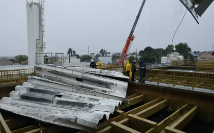  O vendaval, que atingiu o Paraná provocou o destelhamento da unidade, atingindo gravemente um dos módulos