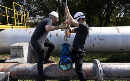 Equipes da Sanepar usam sensores para inspecionar redes de distribuição de água tratada 