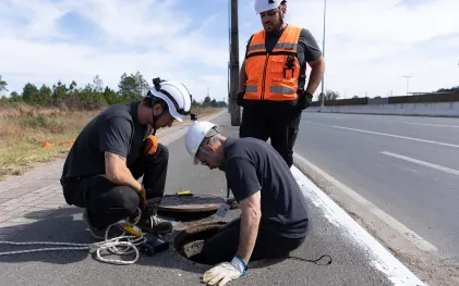 Equipes da Sanepar usam sensores para inspecionar redes de distribuição de água tratada 