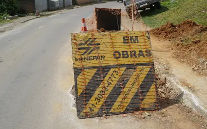 Placas indicando local de obra na rede