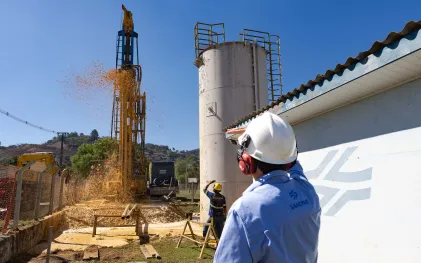 Máquinas realizam a perfuração de novo poço no Stoqueiro