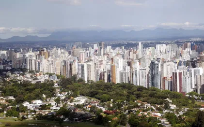 Curitiba é a cidade com o melhor saneamento básico do Brasil. 