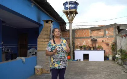 Foto mostra costureira Derli Aparecida Ribeiro beneficiada pelo programa 