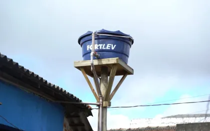 Caixa d'água recebida pela costureira Derli Aparecida Ribeiro 