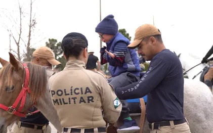 Imagem de Luis Rafael fazendo a equoterapia