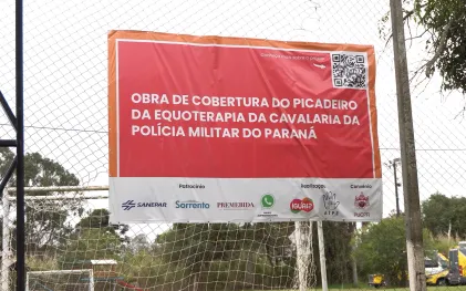 Imagem da placa com os patrocinadores do projeto