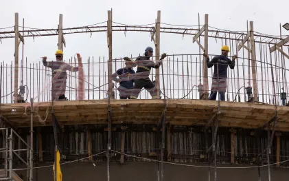 Operários trabalham na ETE Atuba Sul