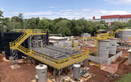 imagem da obra de ampliação do sistema de esgotamento sanitário da cidade de medianeira - trabalhador no canteiro da obra