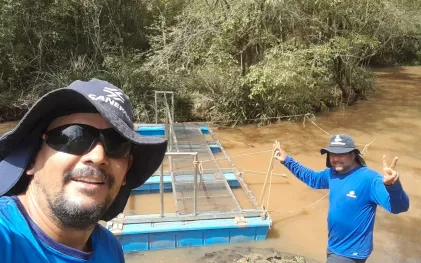 Empregados Alexsandro e Plinio junto da ecobarreira