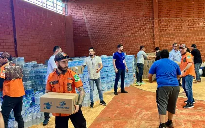 VOLUNTARIOS CARREGARM CAIXA DE AGUA PARA ATENDER VITIMAS E PROFISSIONAIS EM CAMPO