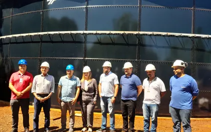 visita prefeito e vice-prefeito e empregados da Sanepar no novo reservatório da Vila A em Foz do Iguaçu 