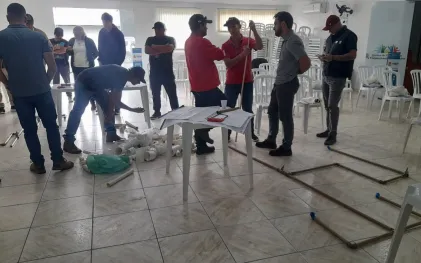 Grupo de pessoas com materiais hidráulicos