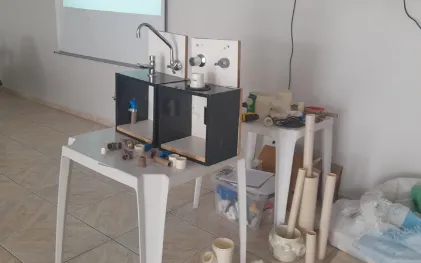 Mesa com materiais hidráulicos