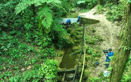 homens coletando amostra de água