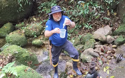 Homem testando amostra de água 