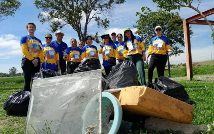 voluntarios da sanepar tiram lixo das margens do Rio Iguaçu