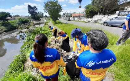 retirada de lixo do Rio Iguaçu