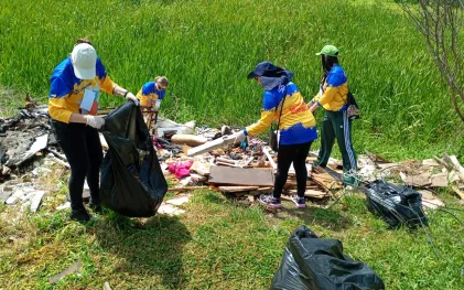 Projeto Iguaçu Vivo: voluntários retiram cerca de 10 toneladas de lixo das margens do Rio Iguaçu (Foto: Thays Poletto/Sanepar)