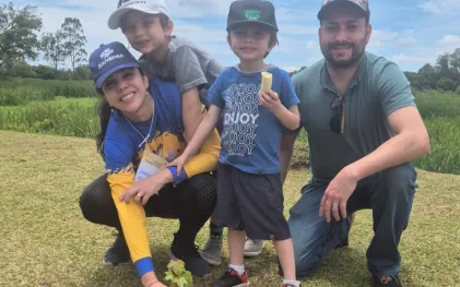 Projeto Iguaçu Vivo: voluntários também plantaram árvores às margens do Rio Iguaçu (Foto: Thays Poletto/Sanepar)  