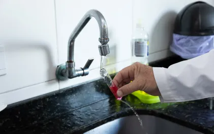 Coleta da água na casa com caixa-d’água limpa recentemente.