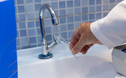 Coleta da água na casa com caixa-d’água sem uso e sem limpeza há mais de 6 meses.