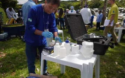 Coletores fazem avaliação para comprovar a eficiência de suas análises do efluente do esgoto tratado pela Sanepar