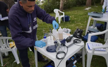 Coletores fazem avaliação para comprovar a eficiência de suas análises do efluente do esgoto tratado pela Sanepar