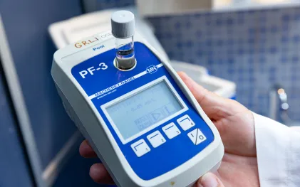 Água da caixa-d’água sem uso e sem limpeza há mais de 6 meses não tinha residual de cloro e apresentou contaminação por bactérias. 