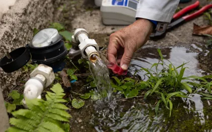Coleta no cavalete da casa com caixa-d’água sem uso e sem limpeza há mais de 6 meses mostra que água que chega ao imóvel tem cloro e é potável.