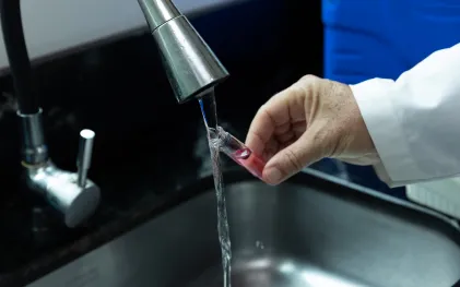 Coleta da água na casa com caixa-d’água com uso e sem limpeza recente.