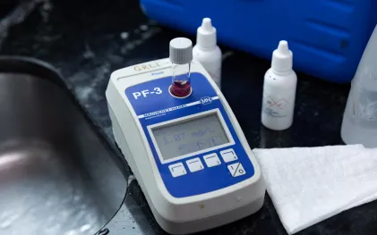 Amostra de caixa-d’água com uso e sem limpeza recente apresentou nível de cloro menor. Crédito: André Thiago/Sanepar